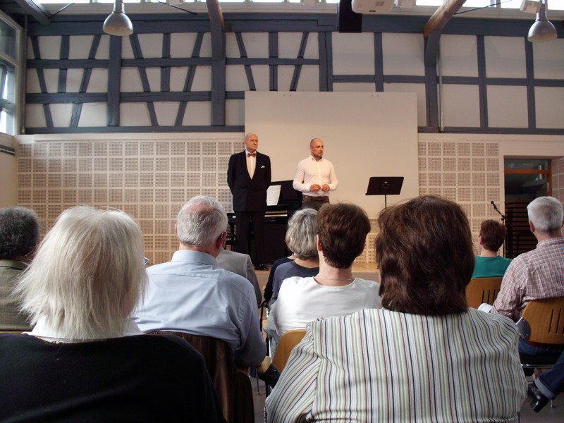 Bürgermeister Wiest (rechts) und Musikschulleiter Wolfgang Weller